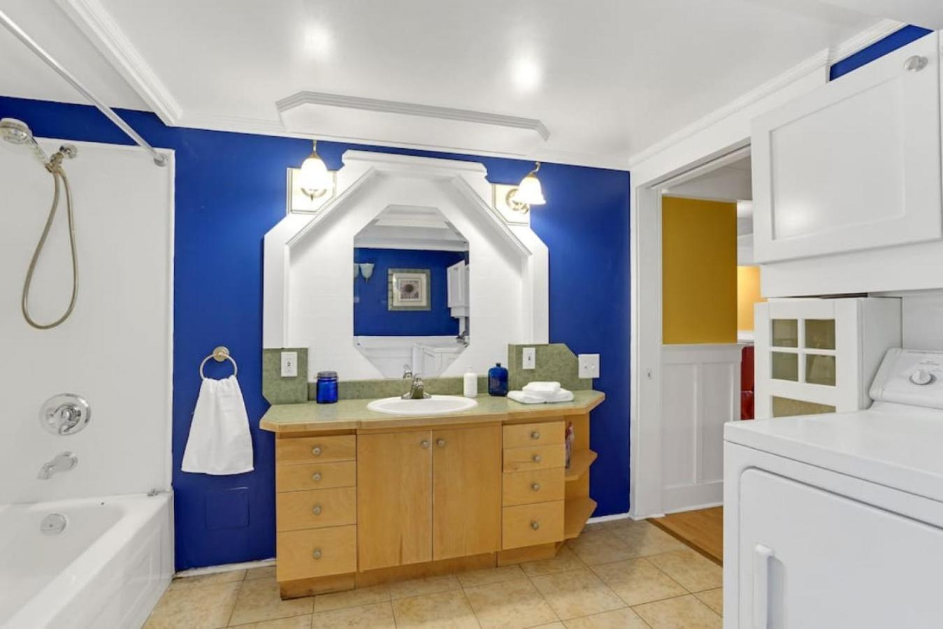 Artsy Private Guest Suite With Outdoor Saloon Vancouver Exteriör bild